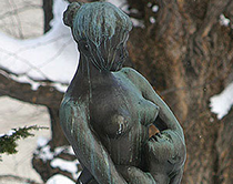 北の母子像の画像